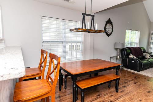 Pool Table, Spacious 3 Story, 4 Bedroom Dwelling Pool Table, Spacious 3 Story, 4 Bedroom Dwelling