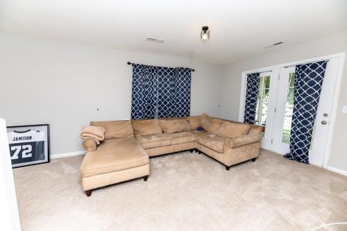 Pool Table, Spacious 3 Story, 4 Bedroom Dwelling Pool Table, Spacious 3 Story, 4 Bedroom Dwelling