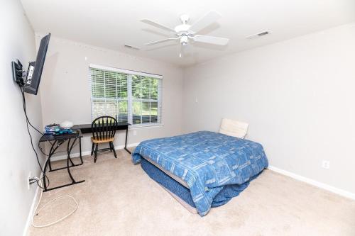 Pool Table, Spacious 3 Story, 4 Bedroom Dwelling Pool Table, Spacious 3 Story, 4 Bedroom Dwelling