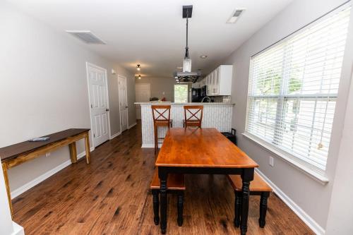 Pool Table, Spacious 3 Story, 4 Bedroom Dwelling Pool Table, Spacious 3 Story, 4 Bedroom Dwelling