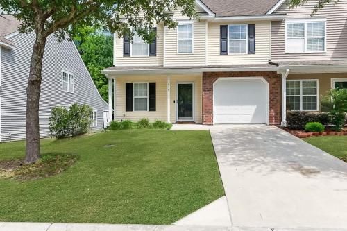 Pool Table, Spacious 3 Story, 4 Bedroom Dwelling Pool Table, Spacious 3 Story, 4 Bedroom Dwelling