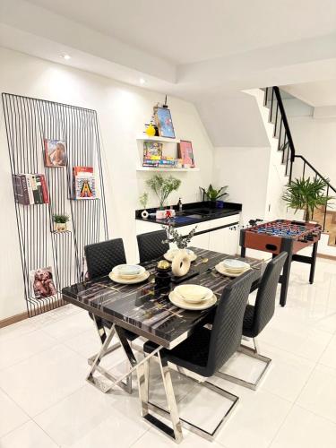 4Beds 4Baths New Renovated Entire House BTS Ekkamai, Бангкок