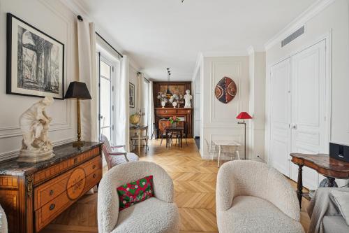 Veeve - Transcendent on the Trocadéro - main image