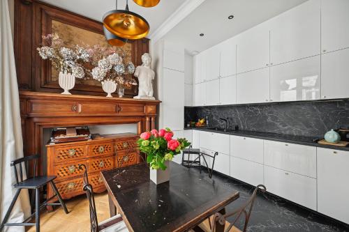 Veeve - Transcendent on the Trocadéro - image 2