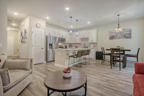 Cozy Cove W Pool & Lake Access 15 Min From Dwntwn in Charleston, USA