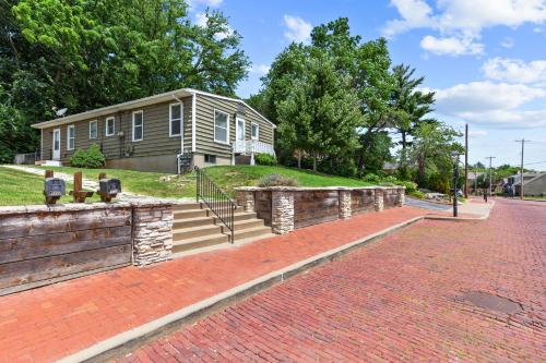 Charming Duplex on Main, Saint Charles