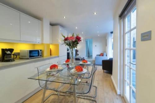 Charming House Tower Bridge