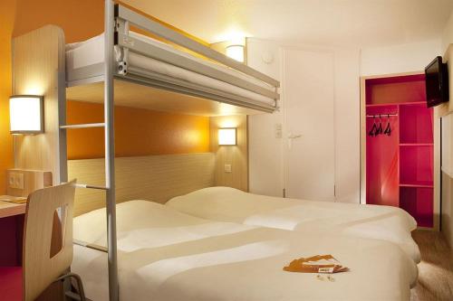 3 twin beds