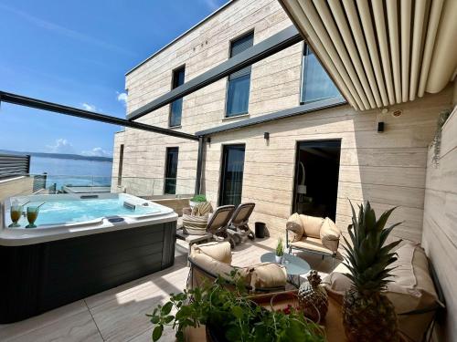 BEACH FRONT VILLA FRAN - DELUXE SEA VIEW SUITE with private jacuzzi # 3 – khách sạn tại Crikvenica