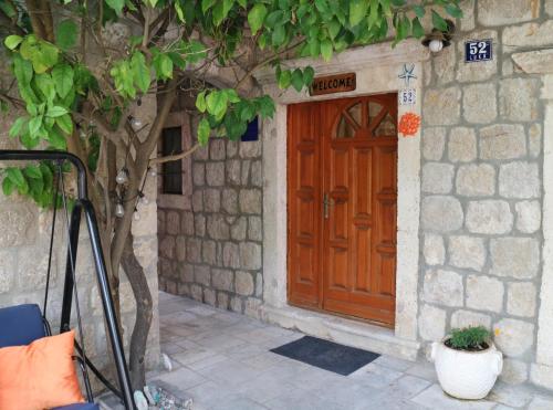 Studio Apartments & Rooms Lela, Sipan Island 5