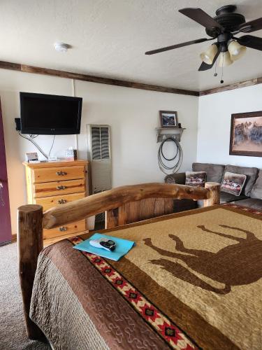 Cowboy Country Inn - image 11