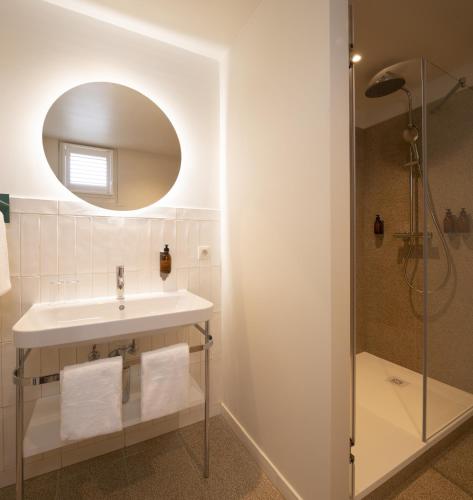 Charming Room image 5