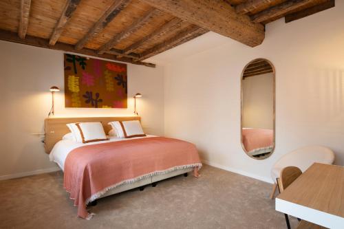 Charming Room image 3