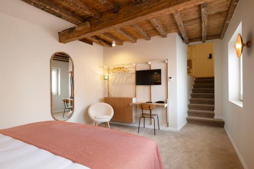 Charming Room image 1