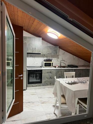 Deluxe Double Room with Balcony image 6