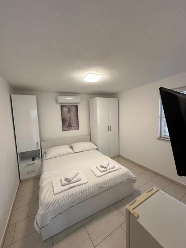 Double Room with Private Bathroom room in Heaven's View Apartments