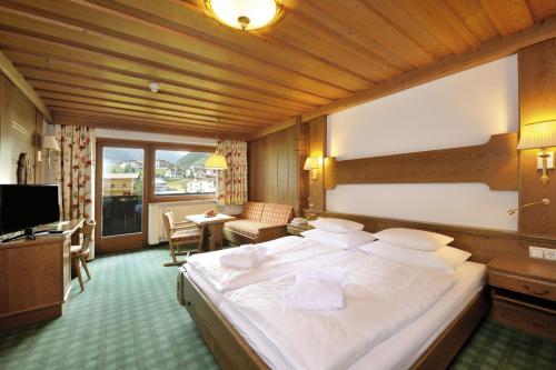 Alpenhotel Tirol - Tap to explore photos