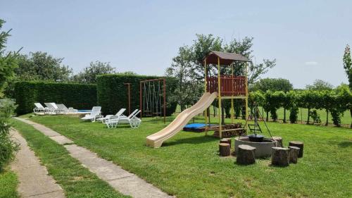 สนามเด็กเล่น, HutiFeri apartman in บาลาตองกิลิตี