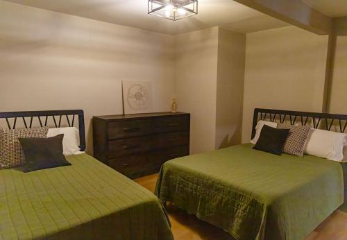 Twelve Pines Resort - South Lodge with Private Pier on Catfish Lake in Eagle River, USA