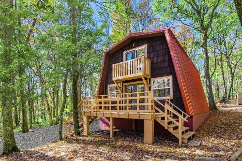 Private Lake&Beach Cabin, Golf, Fire Pit, & WiFi! in Terra Alta, USA