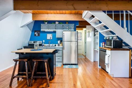 Kitchen, Private Lake&Beach w Golf, Fire Pit, Deck & WiFi! in Terra Alta