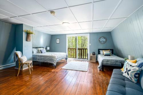 Private Lake&Beach w Golf, Fire Pit, Deck & WiFi! in Terra Alta