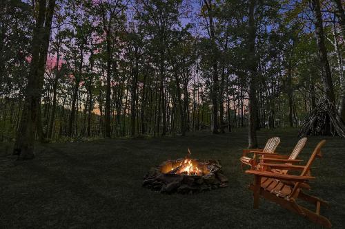 Surrounding environment, Private Lake&Beach w Golf, Fire Pit, Deck & WiFi! in Terra Alta