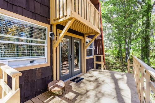 Exterior view, Private Lake&Beach w Golf, Fire Pit, Deck & WiFi! in Terra Alta