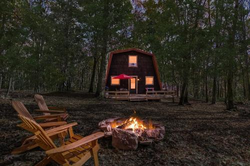 Private Lake&Beach Cabin, Golf, Fire Pit, & WiFi! in Terra Alta, USA