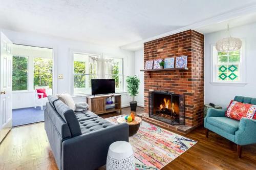 Einrichtungen, Cozy Cottage w Hot Tub, Fire Pit, WiFi & Sunroom! in Warrenton (VA)