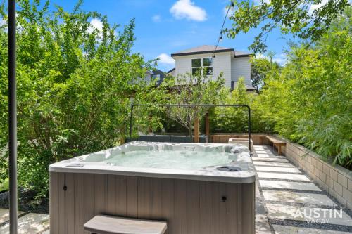 Hot Tub Hideaway an Incredible Hangout plus Amenities in Austin, USA