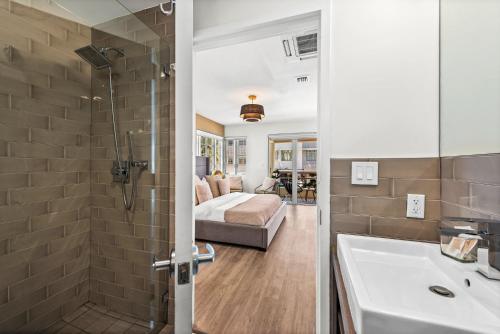 Luxuri Suites - image 5