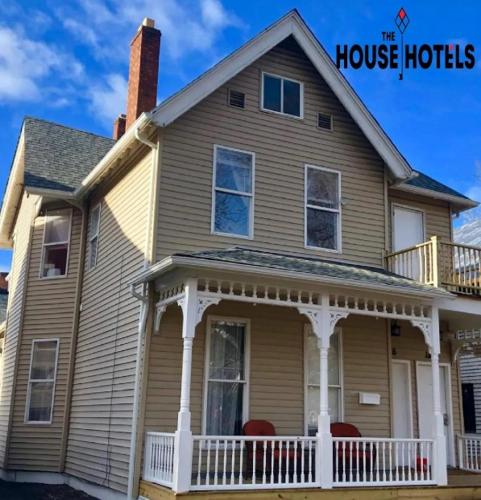 The House Hotels - Huge Ohio City District Home - 5 Minutes from Downtown - W45th2 Upper in Cleveland, USA
