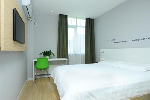 Motel Shunde Daliang Pedestrian Street Qinghuiyuan Stop at Motel Shunde Daliang Pedestrian Street Qinghuiyuan to discover the wonders of Foshan. The property features a wide range of facilities to make your stay a pleasant experience. Service-minded s