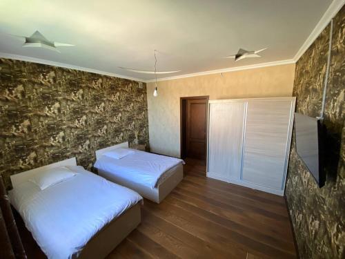 2 twin beds