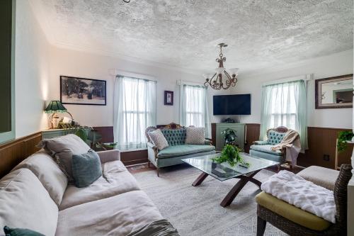 Large Colonial 20 Min from Beach in Brunswick