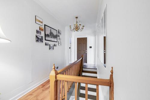 Large Colonial 20 Min from Beach in Brunswick