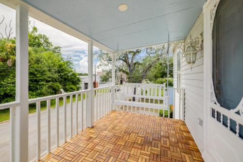 Erkély/terasz, Large Colonial 20 Min from Beach in Brunswick