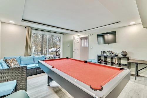 4BD Family Cottage in Pocono Forest W Private Pool & Hot-tub in East Stroudsburg, USA
