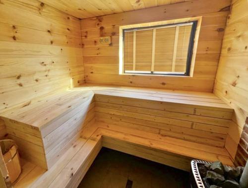 4BD Family Cottage in Pocono Forest W Private Pool & Hot-tub in East Stroudsburg, USA