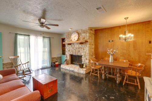 Cozy Condo with Patio and Grill Less Than 2 Mi to Jacobs Well - image 2