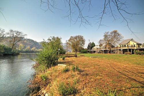 Peaceful Reliance Cabin with Deck on Hiwassee River! in Austral, USA