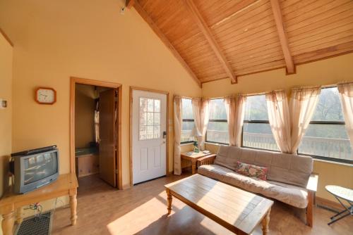 Peaceful Reliance Cabin with Deck on Hiwassee River! in Austral, USA