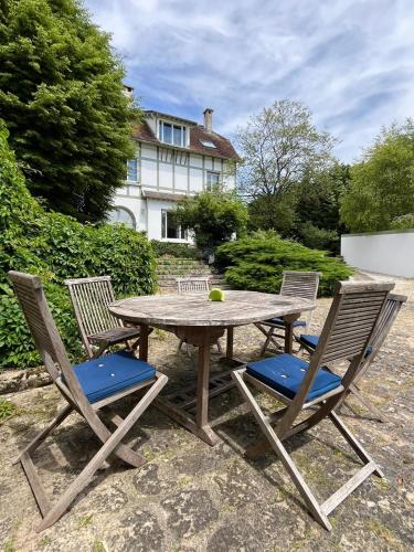 Les Écuries (Les Ecuries) in อูรี