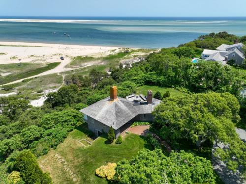 Panoramic Water Views w Private Beach