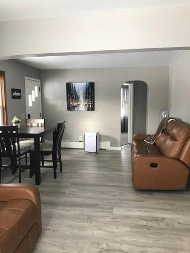 3BR 1BA North End Walk to the Hospital 3BR 1BA North End Walk to the Hospital