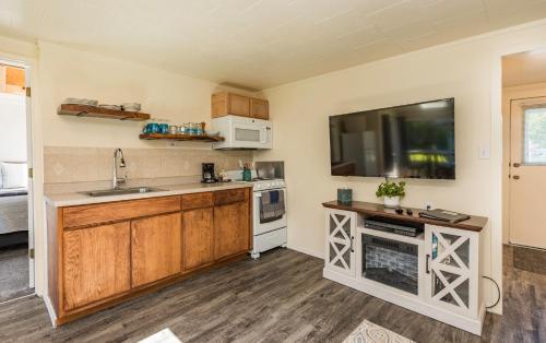 Juan de Fuca Waterfront Hotel & Cottages