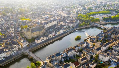 L'Atypique hyper centre wifi et Netflix gratuit in มาแยน