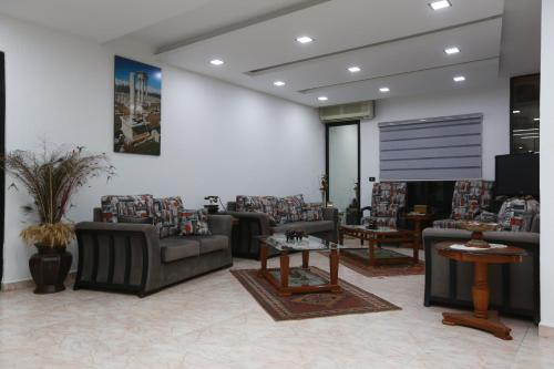 Sala de estar / sala de TV, Hotel and Restaurant Shallalat Anjar in Aanjar
