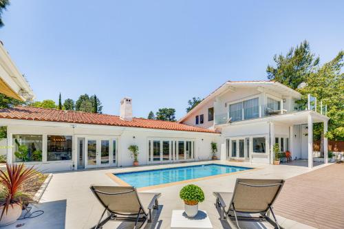 Los Angeles Home with Private Pool, Mtn and Lake View! in Los Angeles, USA